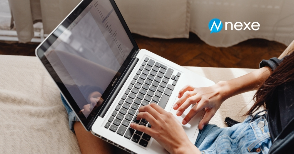 Pessoa trabalhando em um notebook