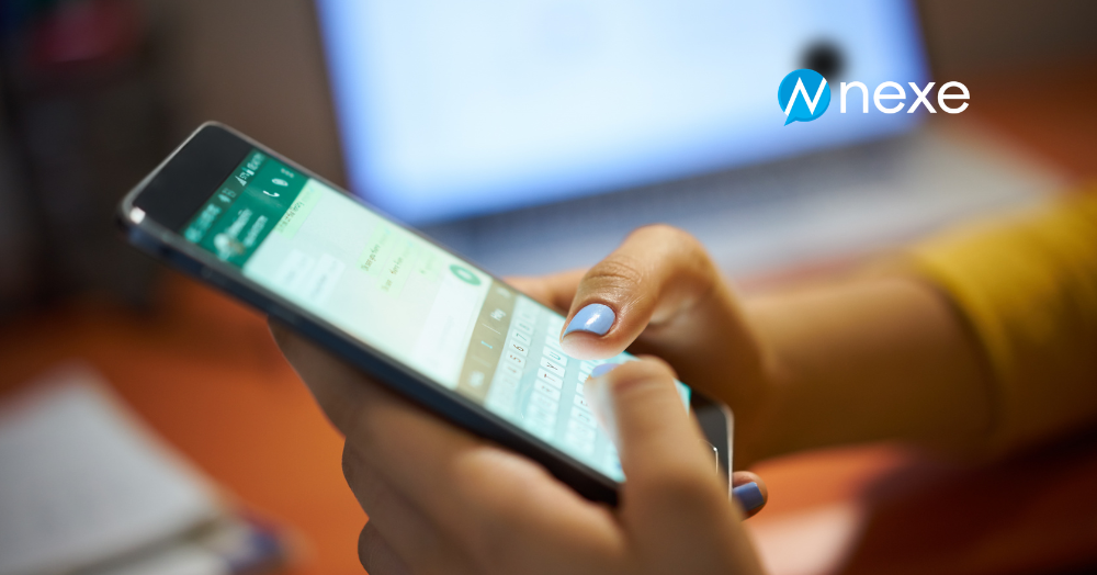 Pessoa segurando o celular com aplicativo do whatsapp aberto